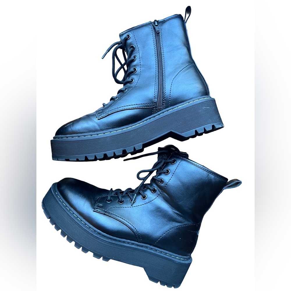 Universal Thread Black Combat Boots